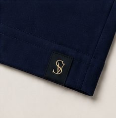 Camiseta Pima Essencial na cor marinho, etiqueta com monograma na barra