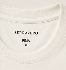 Camiseta Pima Essencial na cor off-white, detalhe da gola