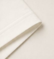 Camiseta Pima Essencial na cor off-white, barra da manga com costura dupla