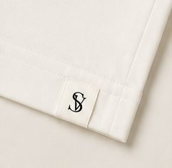 Camiseta Pima Essencial na cor off-white, etiqueta com monograma na barra