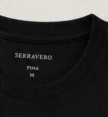 Camiseta Pima Essencial na cor preto, detalhe da gola