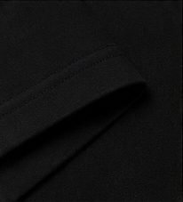 Camiseta Pima Essencial na cor preto, barra da manga com costura dupla