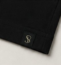 Camiseta Pima Essencial na cor preto, etiqueta com monograma na barra