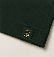 Camiseta Pima Essencial na cor verde floresta, etiqueta com monograma na barra