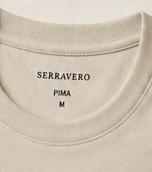 Camiseta Pima Signature na cor areia, detalhe da gola