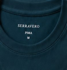 Camiseta Pima Signature na cor azul petróleo, detalhe da gola