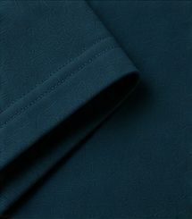 Camiseta Pima Signature na cor azul petróleo, barra da manga com costura dupla