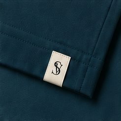 Camiseta Pima Signature na cor azul petróleo, etiqueta com monograma na barra