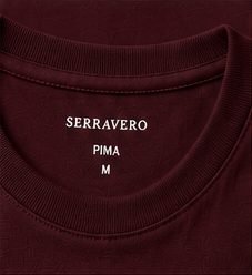 Camiseta Pima Signature na cor bordô, detalhe da gola