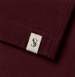 Camiseta Pima Signature na cor bordô, etiqueta com monograma na barra