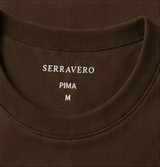 Camiseta Pima Signature na cor café, detalhe da gola