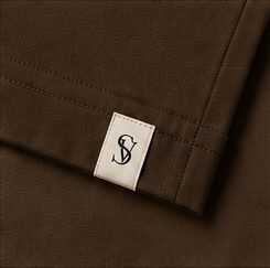 Camiseta Pima Signature na cor café, etiqueta com monograma na barra