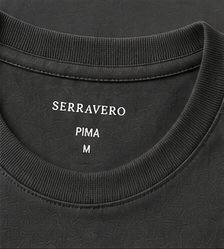 Camiseta Pima Signature na cor chumbo, detalhe da gola