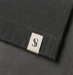 Camiseta Pima Signature na cor chumbo, etiqueta com monograma na barra