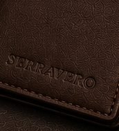 Carteira Slim Couro na cor café, marca Serravero gravada em relevo no couro
