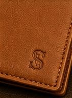Carteira Slim Couro na cor caramelo, detalhe do couro