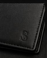 Carteira Slim Couro na cor preto, detalhe do couro