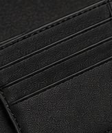 Carteira Slim Couro na cor preto, porta-cartões internos com costura aparente