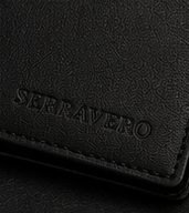 Carteira Slim Couro na cor preto, marca Serravero gravada em relevo no couro