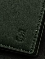 Carteira Slim Couro na cor verde floresta, detalhe do couro