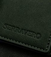 Carteira Slim Couro na cor verde floresta, marca Serravero gravada em relevo no couro