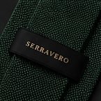 Gravata Seda Texturizada na cor verde floresta, passante interno com a marca Serravero