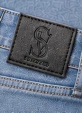 Jeans Vintage Clean na cor azul claro, etiqueta de couro com monograma no cós