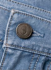Jeans Vintage Clean na cor azul claro, detalhe do botão