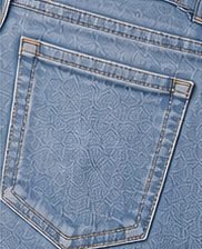 Jeans Vintage Clean na cor azul claro, detalhe do bolso