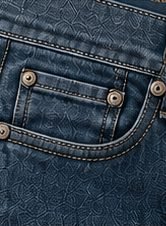 Jeans Vintage Clean na cor azul médio, detalhe do bolso