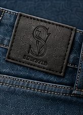 Jeans Vintage Clean na cor azul médio, etiqueta de couro com monograma no cós
