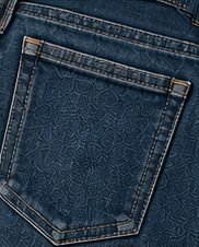 Jeans Vintage Clean na cor azul médio, detalhe do bolso