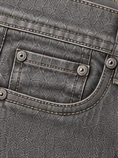 Jeans Vintage Clean na cor cinza lavado, detalhe do bolso