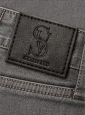 Jeans Vintage Clean na cor cinza lavado, etiqueta de couro com monograma no cós