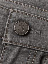 Jeans Vintage Clean na cor cinza lavado, detalhe do botão