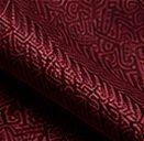 Lenço Signature na cor bordô, detalhe do tecido