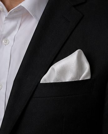 Lenço Signature na cor branco, lenço no bolso do paletó