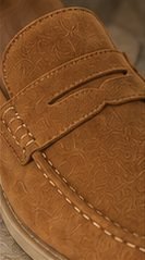 Mocassim Camurça Resort na cor caramelo, detalhe da camurça