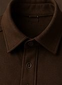 Overshirt Estruturada na cor café, detalhe da gola