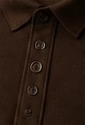 Overshirt Estruturada na cor café, detalhe do botão