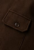 Overshirt Estruturada na cor café, detalhe do bolso