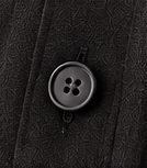 Overshirt Estruturada na cor chumbo, detalhe do botão