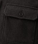 Overshirt Estruturada na cor chumbo, detalhe do bolso