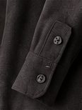 Overshirt Estruturada na cor chumbo, detalhe do punho