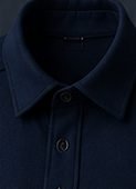 Overshirt Estruturada na cor marinho, detalhe da gola