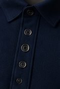 Overshirt Estruturada na cor marinho, detalhe do botão