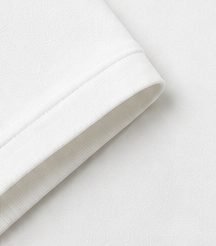 Polo Piquet Essencial na cor branco, detalhe do punho