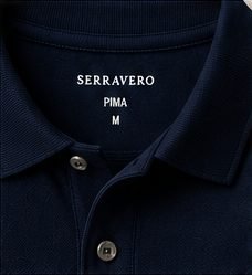 Polo Piquet Essencial na cor marinho, detalhe da gola
