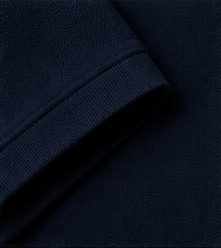 Polo Piquet Essencial na cor marinho, detalhe do punho