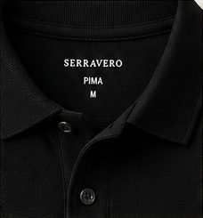 Polo Piquet Essencial na cor preto, detalhe da gola